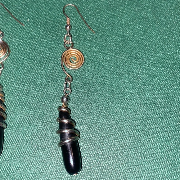 Vintage gold string and resin earrings - Picture 3 of 4
